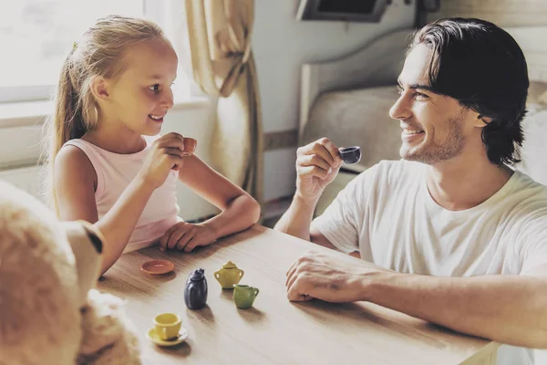 Sorrindo pai e bonito menina segurando Yoy Cups — Fotografia de Stock