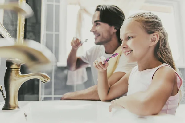 Menina bonito e bonito homem escovar dentes em casa . — Fotografia de Stock