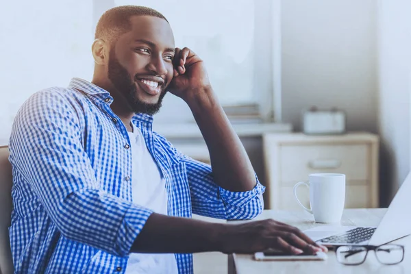 Afro-American ung Man sitter och tänker. — Stockfoto