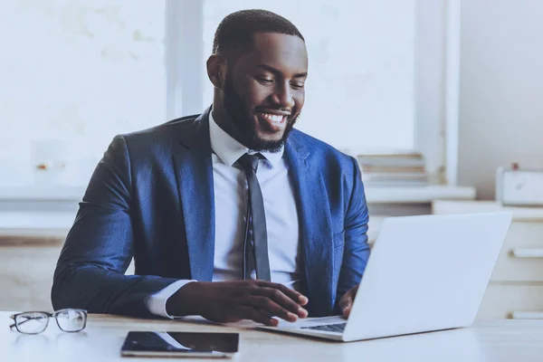 Ung skägg Afro-american Man som arbetar med Laptop. — Stockfoto