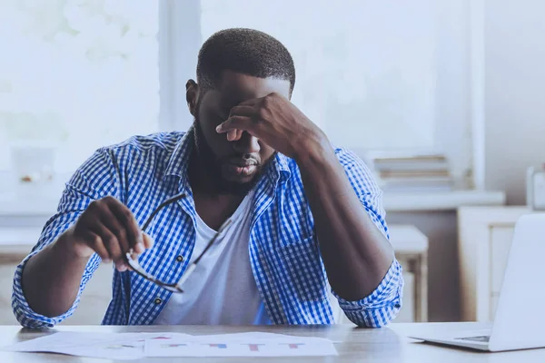 Afro-American ung Man sitter och tänker. — Stockfoto