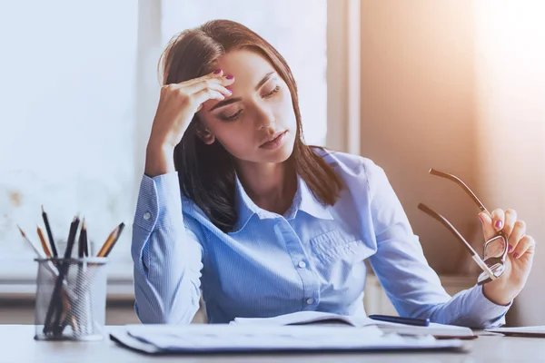 Entreprise Pensive Dame penchée sur la main dans le bureau . — Photo