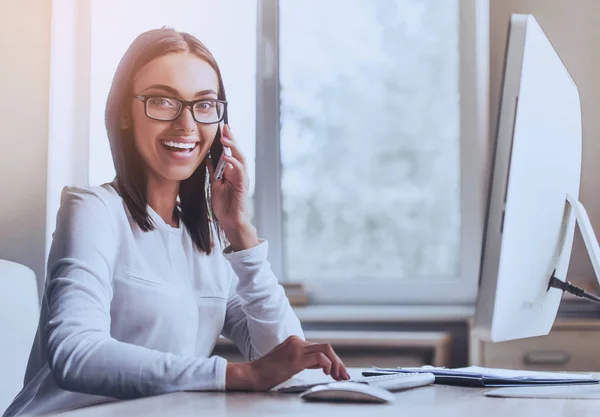 Glada företag dam använder dator i Office. — Stockfoto