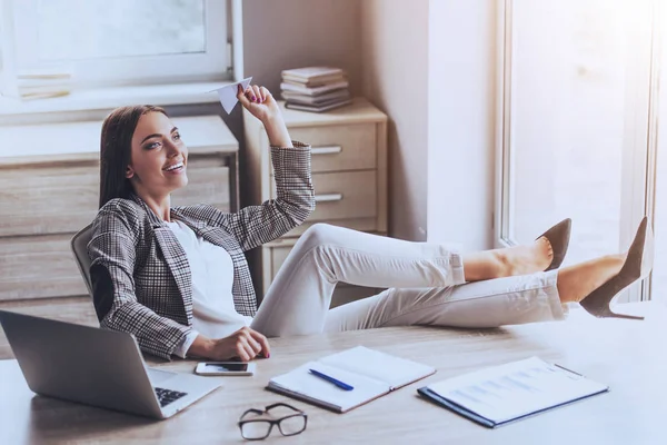 Pretty Business Lady Smiling and Sitting in Office — Stock Photo, Image