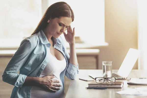 Schöne schwangere Geschäftsfrau hat Kopfschmerzen. — Stockfoto