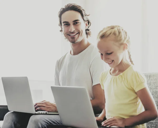 Pai bonito e pequena filha usando laptops . — Fotografia de Stock