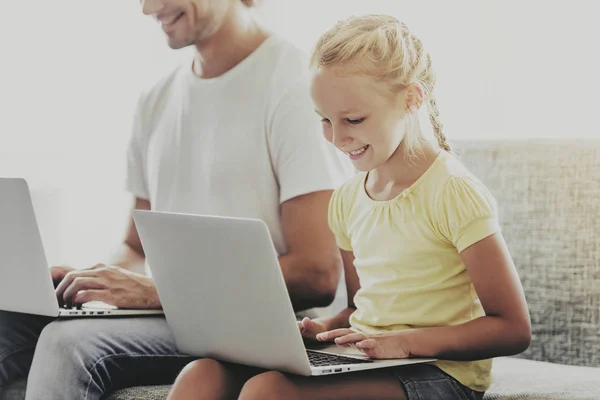 Pai bonito e pequena filha usando laptops . — Fotografia de Stock