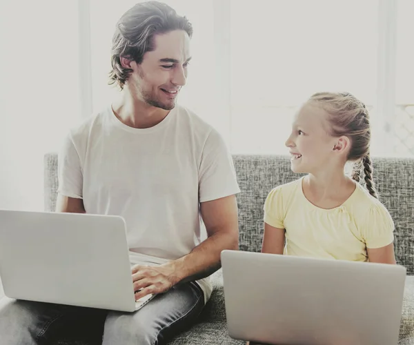 Pai bonito e pequena filha usando laptops . — Fotografia de Stock