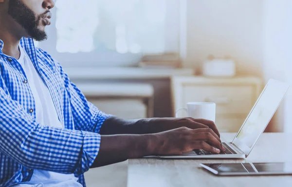 Ung skägg Afro-american Man som arbetar med Laptop. — Stockfoto