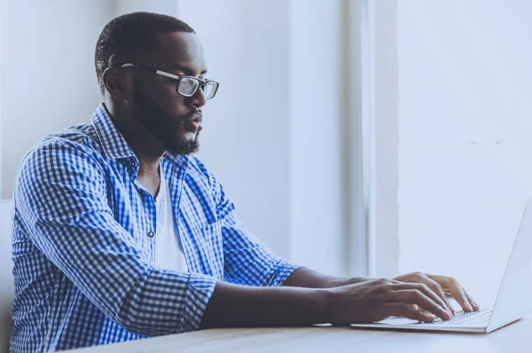 Ung skägg Afro-american Man som arbetar med Laptop. — Stockfoto