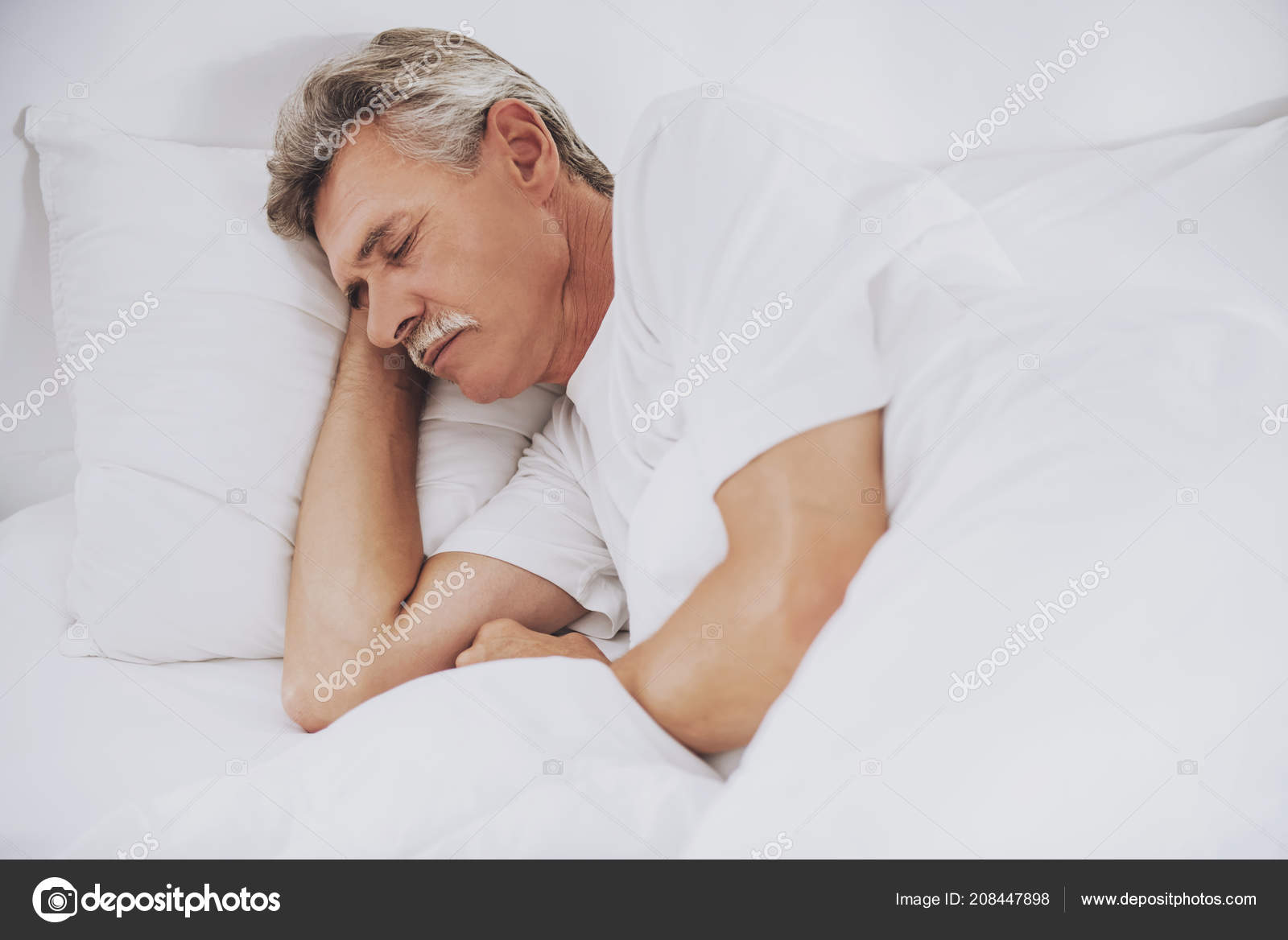Жирный старик имеет красотулю на белой постели