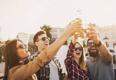 Mutlu gençler açık havada sonbaharda iyi eğlenceler.