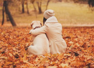 Köpek ile sarılma metresi