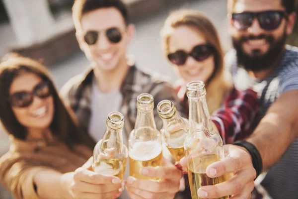 Gelukkig jongeren veel plezier buiten in herfst. — Stockfoto