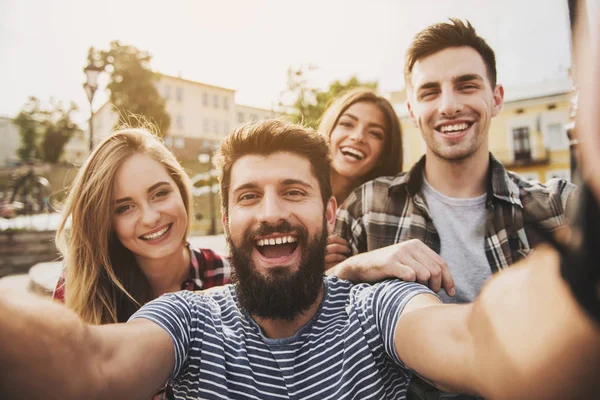 Junge fröhliche Menschen haben im Herbst Spaß im Freien. — Stockfoto