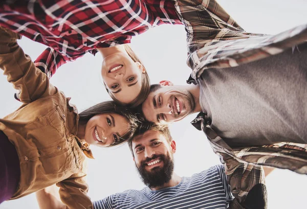 I giovani felici si divertono all'aperto in autunno . — Foto Stock