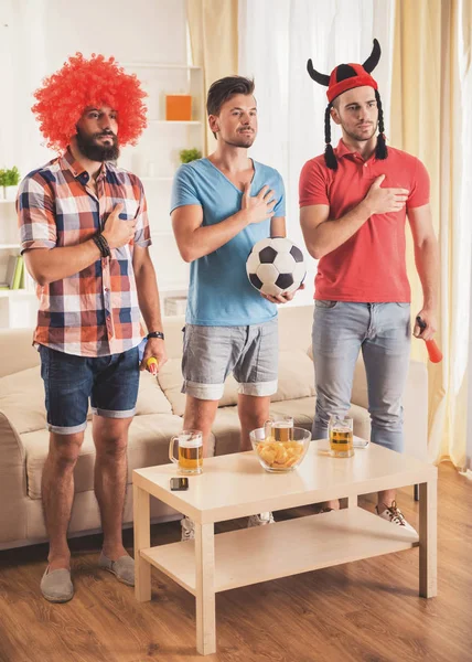 Jeunes hommes avec de la bière Regarder le football à la maison . — Photo