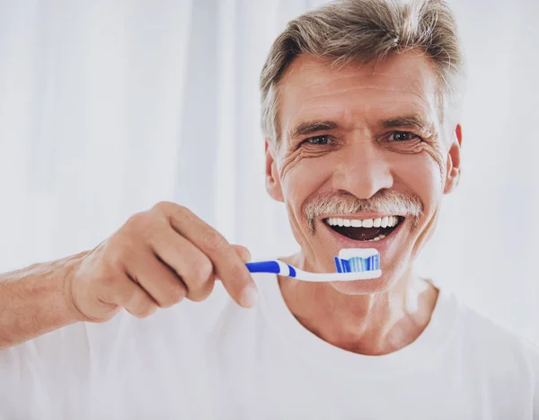 Close-up. Senior Man tandenpoetsen in de badkamer. — Stockfoto