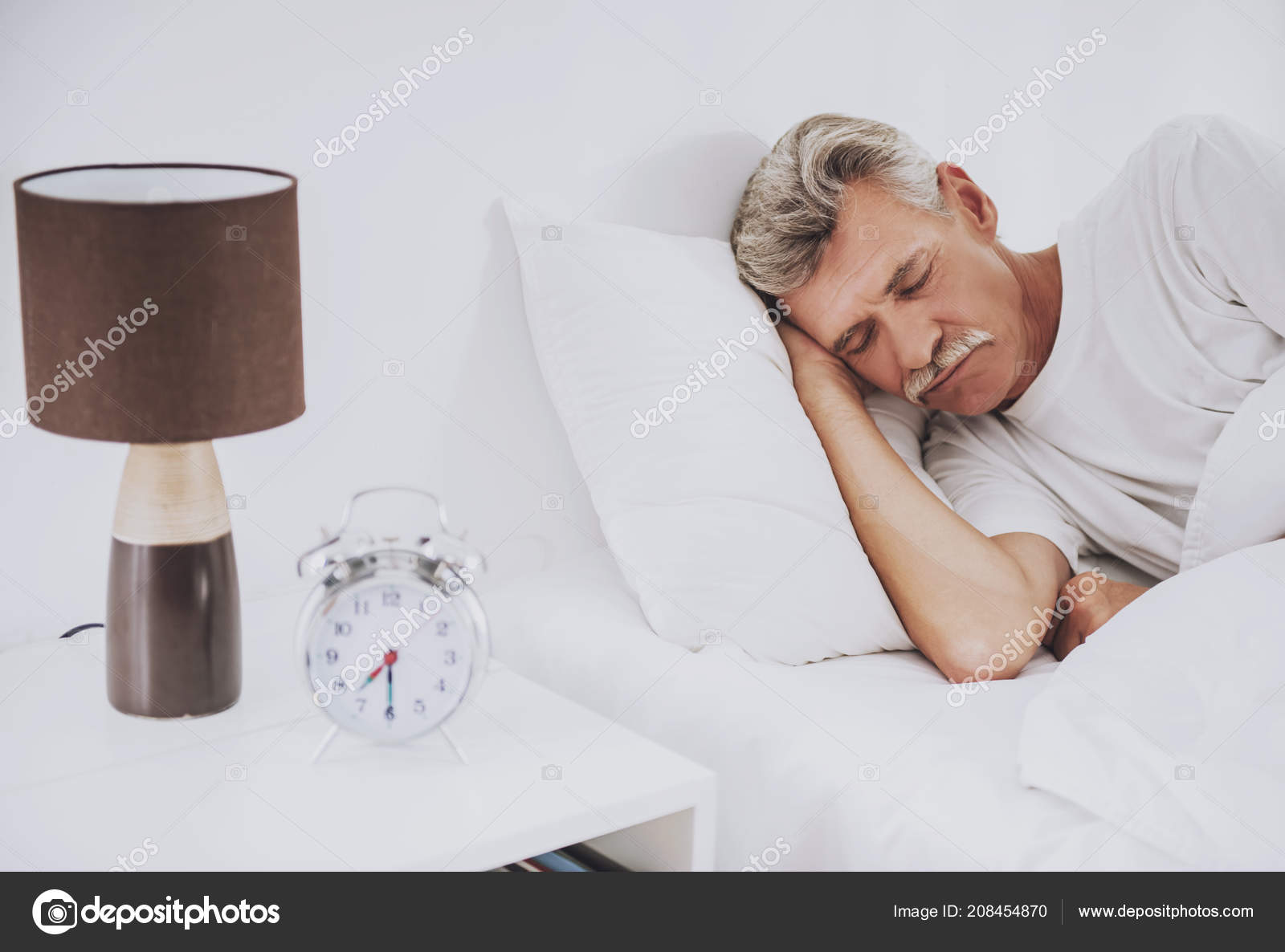 Жирный старик имеет красотулю на белой постели