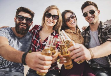 Mutlu gençler açık havada sonbaharda iyi eğlenceler.