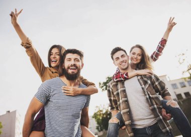 Mutlu gençler açık havada sonbaharda iyi eğlenceler.