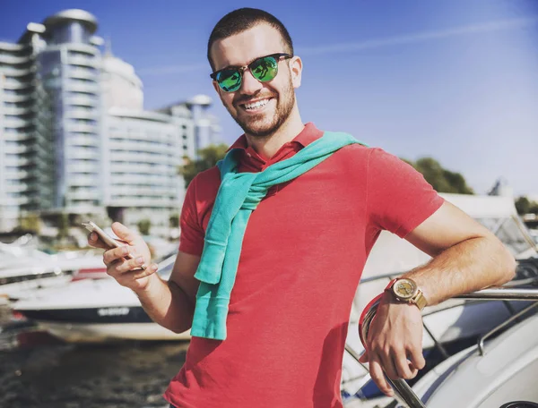 Junger glücklich lächelnder Mann mit Brille im Yachtclub. — Stockfoto