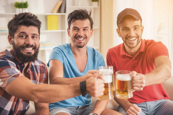 Tre giovani uomini che bevono birra sulla festa a casa — Foto Stock