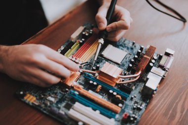 Yakın çekim. Genç adam--dan Pc anakart tamiri.