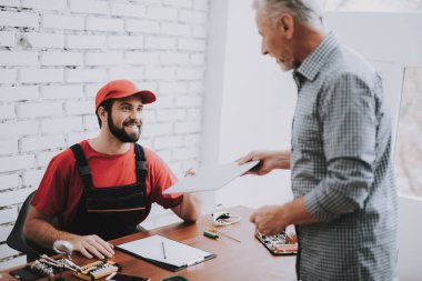 Yaşlı adam atölye işçisi kırık Laptop veren. Modern atölye kavramı. Üretim aracı. Modern araçları kavramı. Elektronik cihazlar kavramı. Mobil aygıt donanım. Ahşap Resepsiyon.