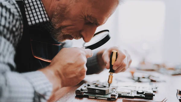 Nahaufnahme Alter Mann Repariert Motherboard Vom Reparaturwerkstatt Arbeiter Mit Werkzeug — Stockfoto
