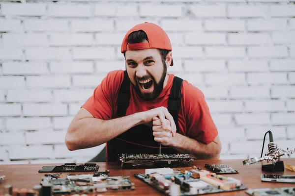 Homem Jovem Red Cap Fixing Motherboard Workshop Conceito Oficina Moderna — Fotografia de Stock