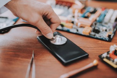 Yakın çekim. Bilgisayar Doktor elinde stetoskop ile