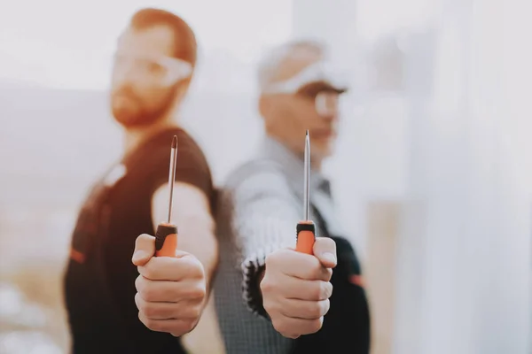 Stehende Junge Und Alte Arbeiter Mit Schraubenzieher Arbeiter Mit Werkzeug — Stockfoto