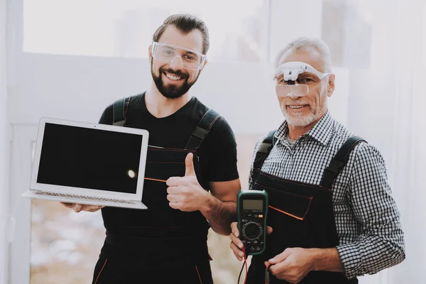Dva Usmívající Lidé Notebookem Dílně Opravě Nakupovat Palec Nahoru Počítačový — Stock fotografie