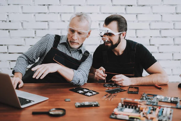 Два Чоловіки Ремонтують Мобільний Телефон Сучасній Майстерні Ремонтний Магазин Молоді — стокове фото
