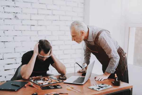 Dois Homens Reparando Equipamentos Hardware Oficina Oficina Trabalhador Com Ferramentas — Fotografia de Stock