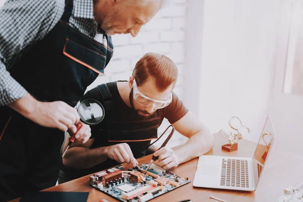 Dos Hombres Reparando Equipos Hardware Taller Reparación Trabajador Con Herramientas — Foto de Stock