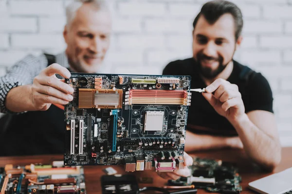 Twee Mannen Repareren Hardware Apparatuur Van Reparatie Winkel Werknemer Met — Stockfoto