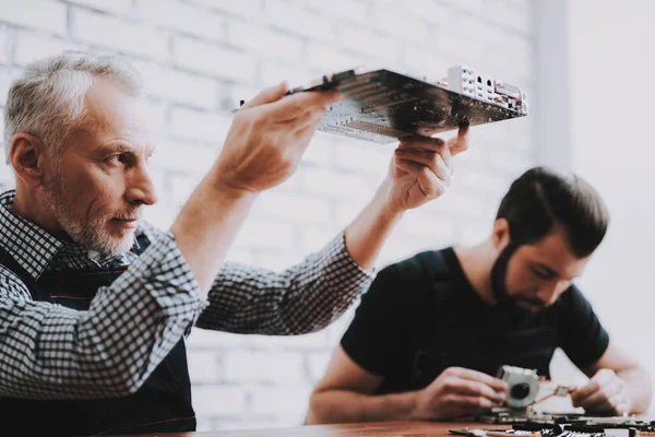 Dva Muži Opravy Hardwaru Zařízení Oprava Nakupovat Pracovník Nástroji Počítačový — Stock fotografie