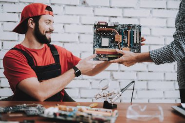 Eski veren işçi atölye sabit anakart dostum. Modern atölye kavramı. Üretim aracı. Modern araçları kavramı. Elektronik cihazlar kavramı. Mobil aygıt donanım. Ahşap Resepsiyon.