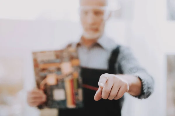 Stehender Alter Arbeiter Mit Motherboard Der Hand Arbeiter Mit Hardware — Stockfoto