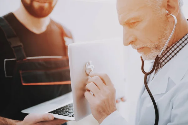 Počítač Doktor Bílé Uniformě Stetoskop Mladý Muž Notebookem Vyšetření Didital — Stock fotografie