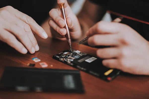 Nahaufnahme. Männer reparieren Hardware in Werkstatt. — Stockfoto