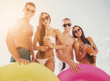 Yüzme havuzunda eğleniyor güzel gençler