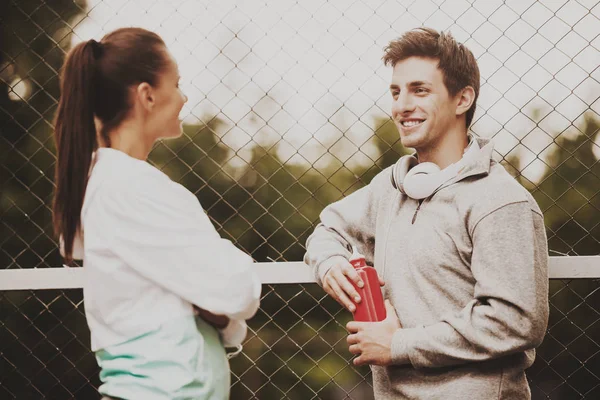 Двое молодых людей в спортивной одежде разговаривают на улице . — стоковое фото