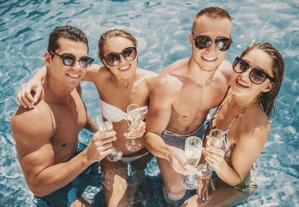 Hermosa gente joven divirtiéndose en la piscina — Foto de Stock