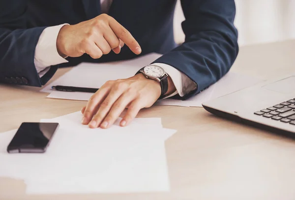 Nahaufnahme. Hand des Geschäftsmannes zeigt auf Uhr. — Stockfoto