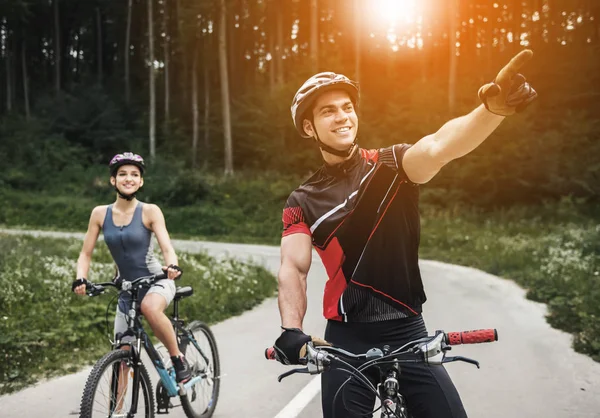 Young Couple Riding on Bicycles at Forest Road. — Stock Photo, Image