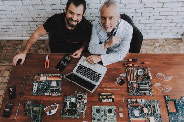İki adam Motherboars ve ahşap masa üstünde alet. Modern atölye kavramı. Üretim aracı. Modern araçları kavramı. Elektronik cihazlar kavramı. Mobil aygıt donanım. Ahşap Resepsiyon.