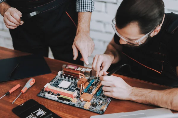 Två Män Reparera Hårdvara Utrustning Verkstad Verkstad Arbetare Med Verktyg — Stockfoto